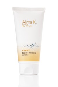 Da Alma K, una lozione doposole delicata, che ripristina l'idratazione della pelle.m, Disponibile nei negozi Limoni e La Gardenia. 